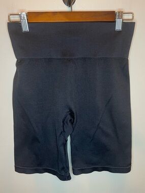 Sisterly Tribe Women’s Black Ribbed Seamless Shorts Size L EUC Run Gym Yoga